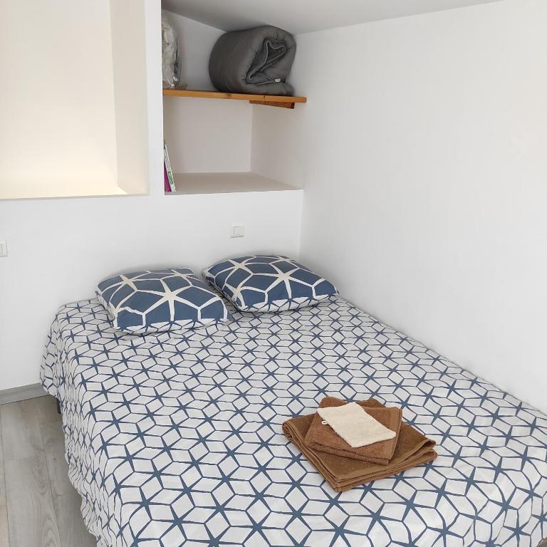 Postel nebo postele na pokoji v ubytování Duplex 24m2 classé 2 étoiles à 2km d'Aubenas