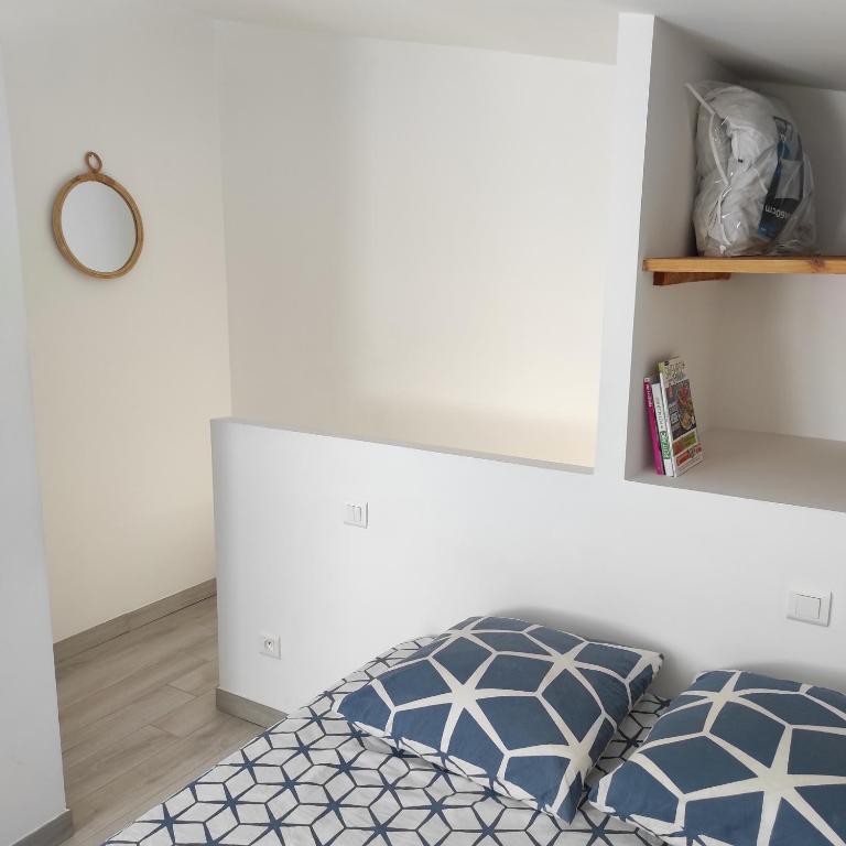 Postel nebo postele na pokoji v ubytování Duplex 24m2 classé 2 étoiles à 2km d'Aubenas