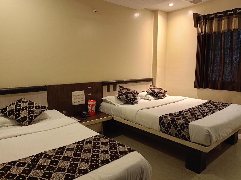 Postel nebo postele na pokoji v ubytování Hotel Sai Balaji