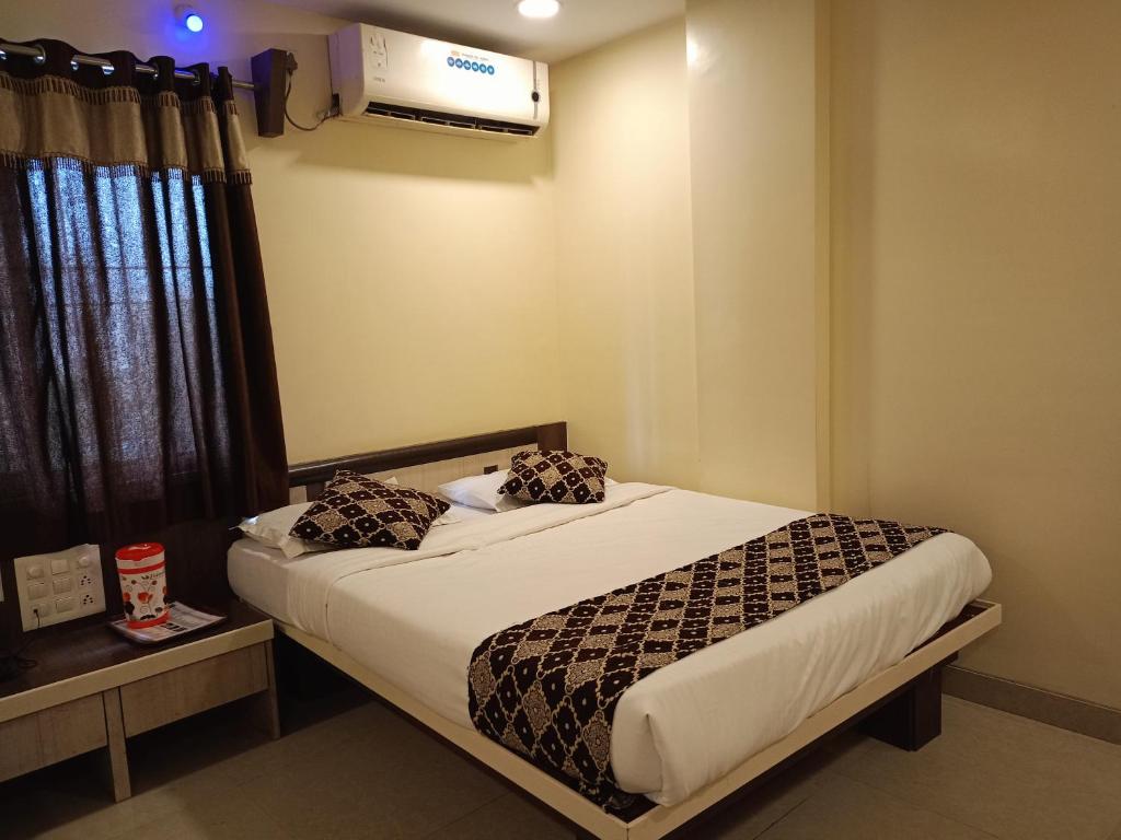 Postel nebo postele na pokoji v ubytování Hotel Sai Balaji