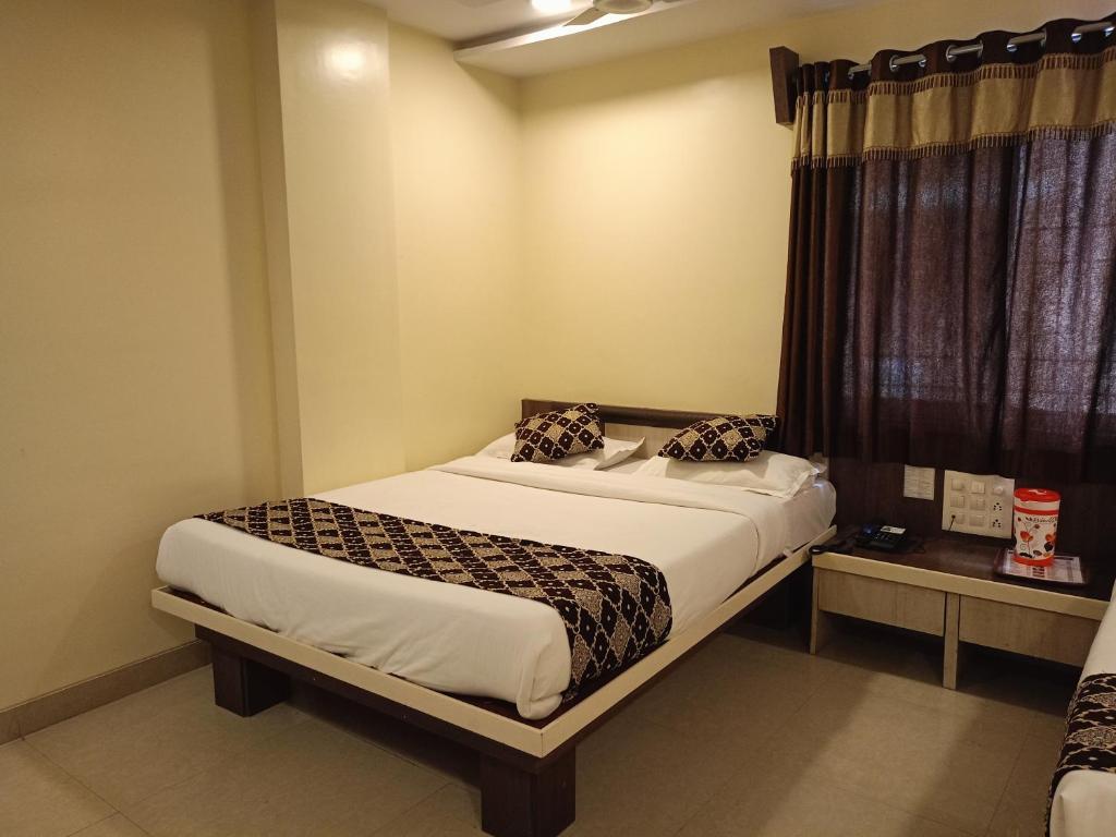 Postel nebo postele na pokoji v ubytování Hotel Sai Balaji