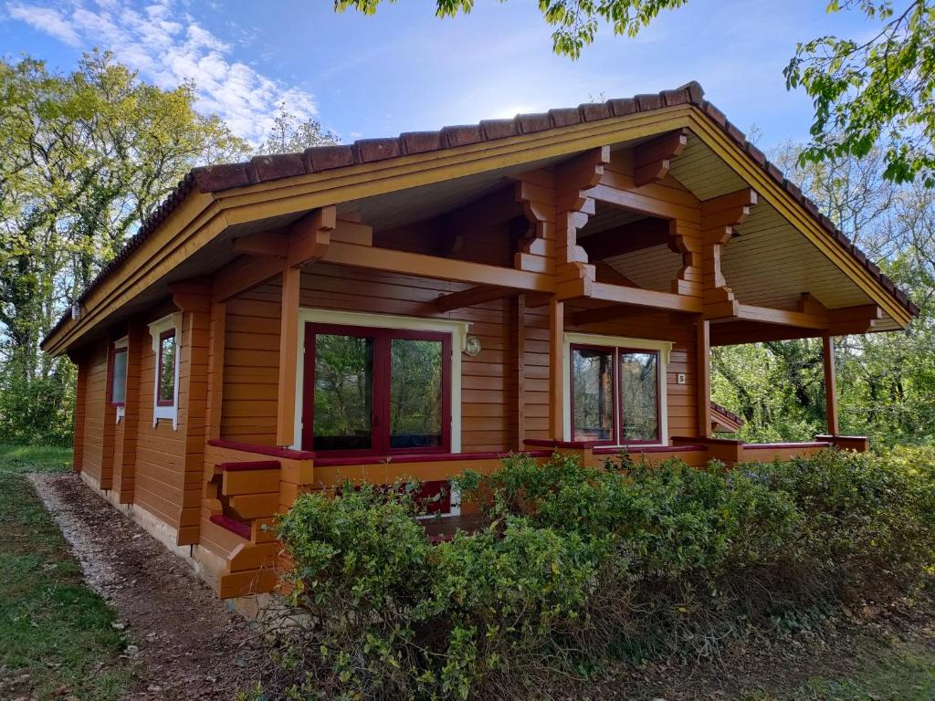 une petite cabane en rondins dans les bois dans l'établissement Sherlock Home, à Mauroux