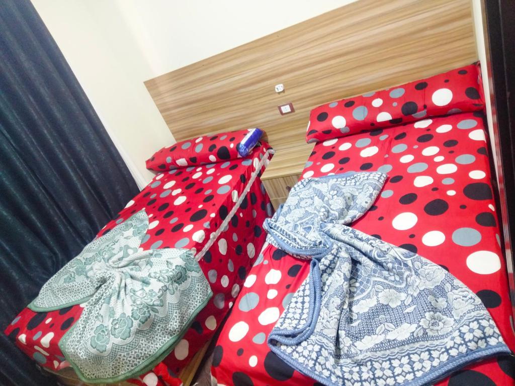Postel nebo postele na pokoji v ubytování PORTO MATROUH chalet families only