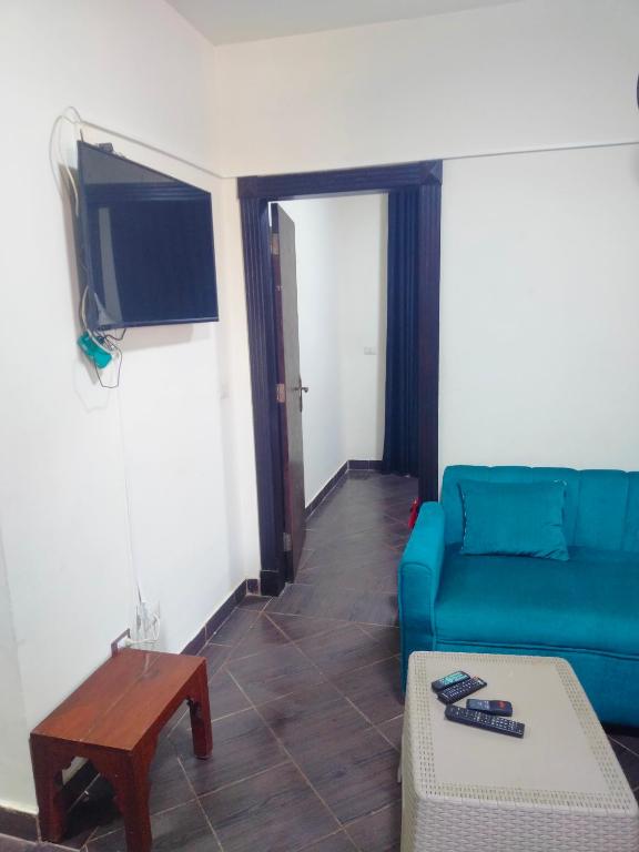 TV a/nebo společenská místnost v ubytování PORTO MATROUH chalet families only