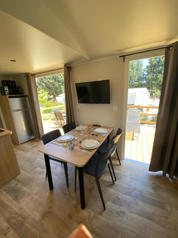 Televízia a/alebo spoločenská miestnosť v ubytovaní Malaga Monte Parc