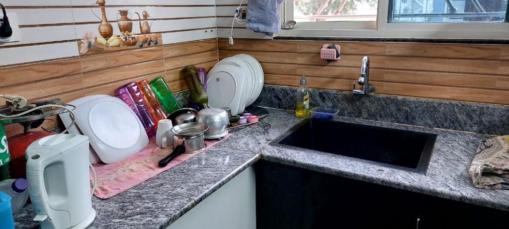 奇克马格尔Crystal Stay Villa的厨房配有水槽和带水槽的台面