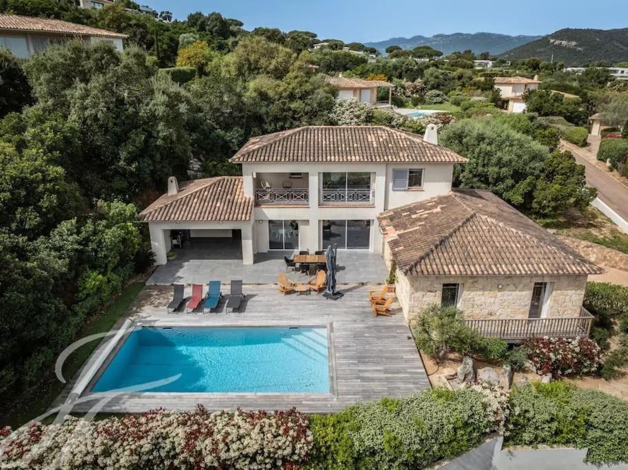 une vue aérienne d'une maison avec piscine dans l'établissement Villa ALPANNA, à Cirendinu