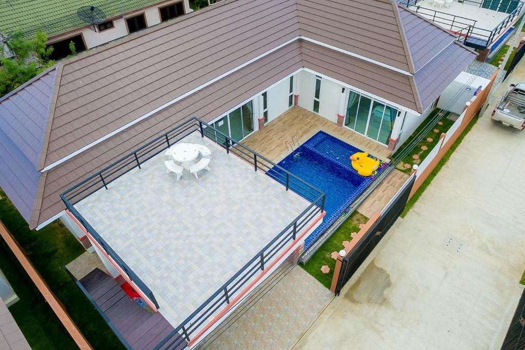 an overhead view of a house with a swimming pool at บ้านชิดหัวหินพูลวิลลา in Khao Tao