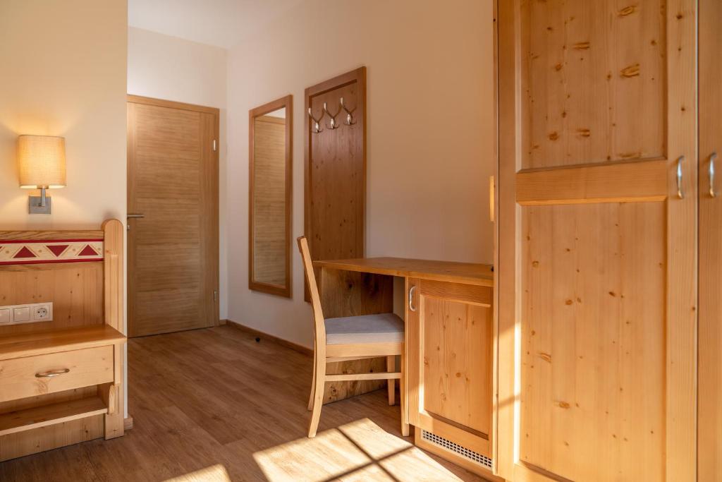 Postel nebo postele na pokoji v ubytování Hotel am Sonnenhügel