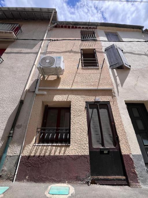 - un bâtiment avec deux fenêtres et la climatisation dans l'établissement maison, proximité commerces, Vias plage, P gratuit, à Vias