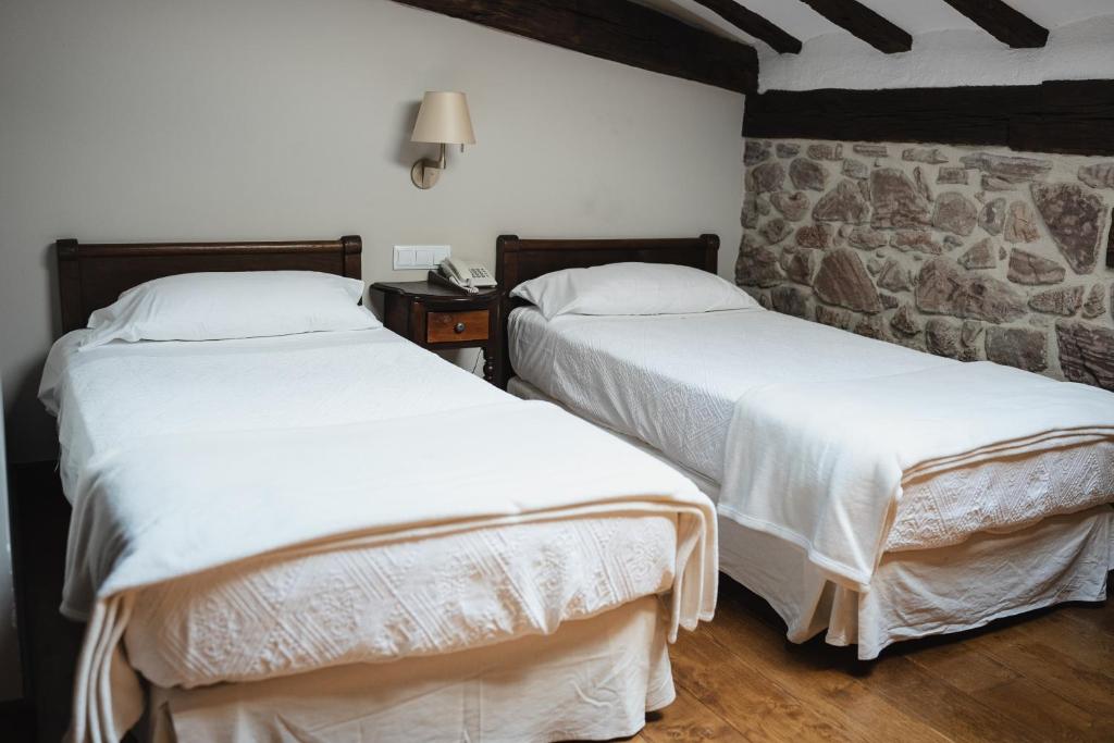 Postel nebo postele na pokoji v ubytování Hotel Rural LATORRIÉN DE ANE