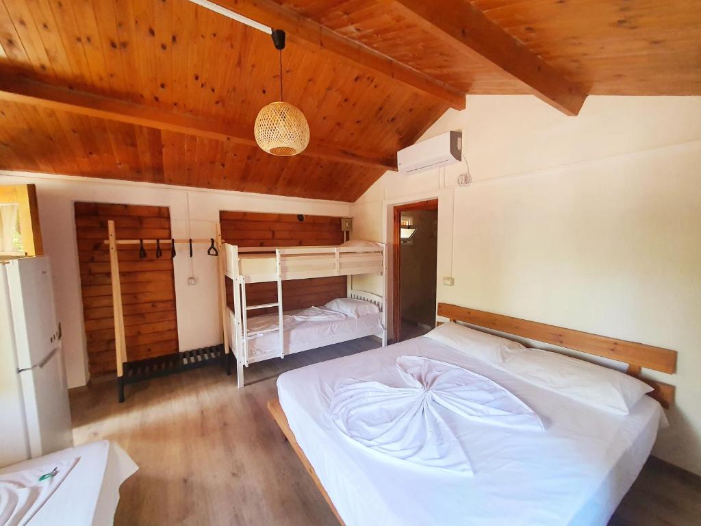 Postel nebo postele na pokoji v ubytování TONEDA Seaside Bungalows