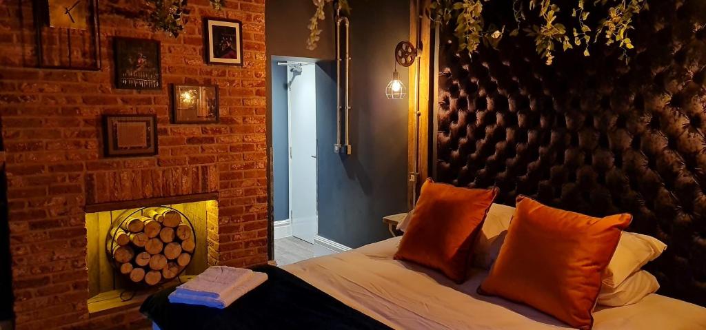 The Waterside Bar, Rooms & Restaurant - 