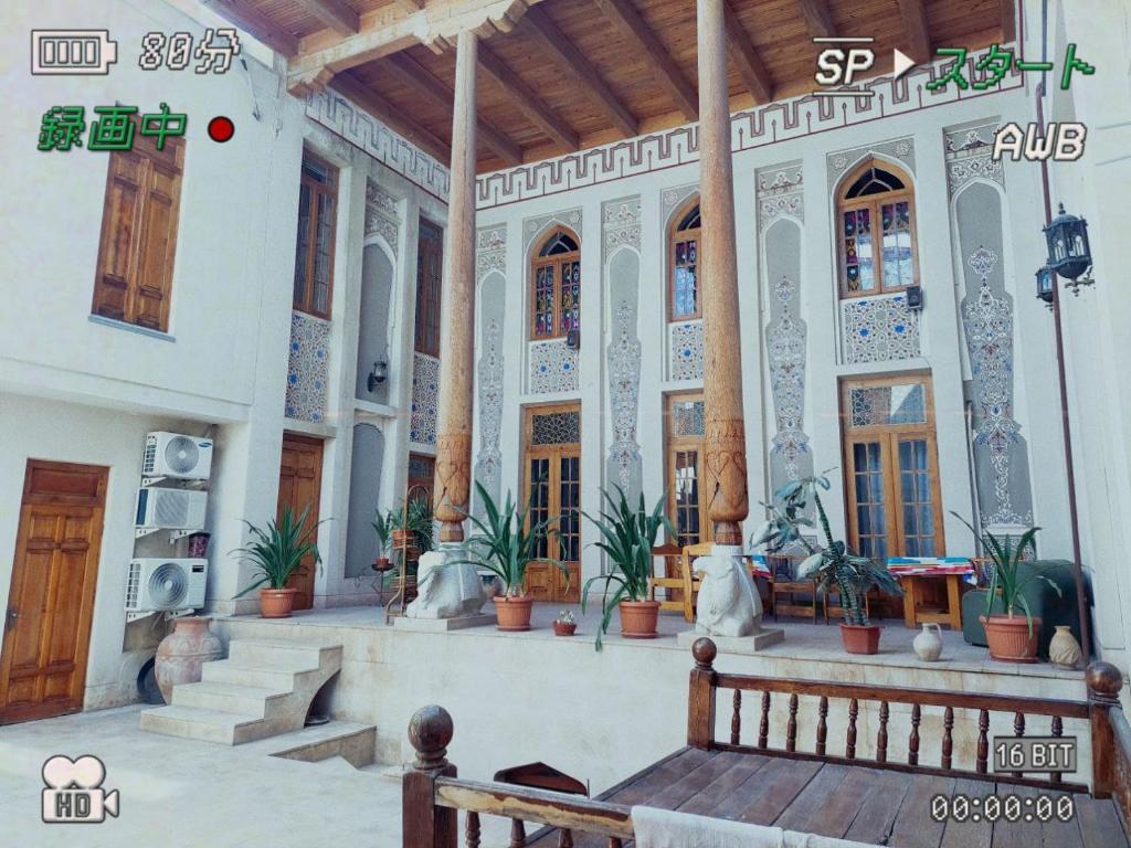 een gebouw met een bank ervoor bij SHOXTUT Boutique in Bukhara