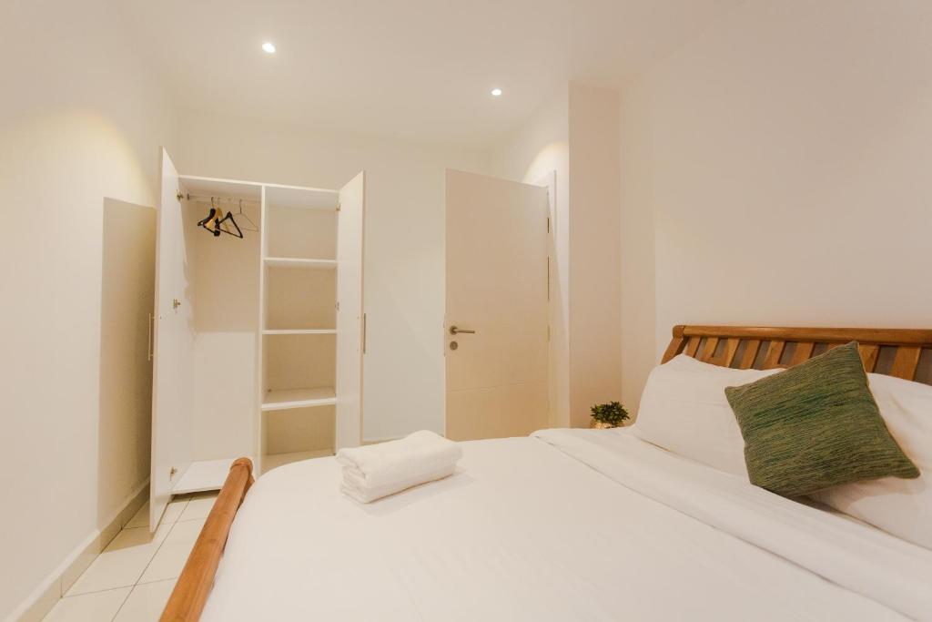 Accra Luxury Apartments at Embassy Gardens - Apartamento De Tres Habitaciones Con Balcón