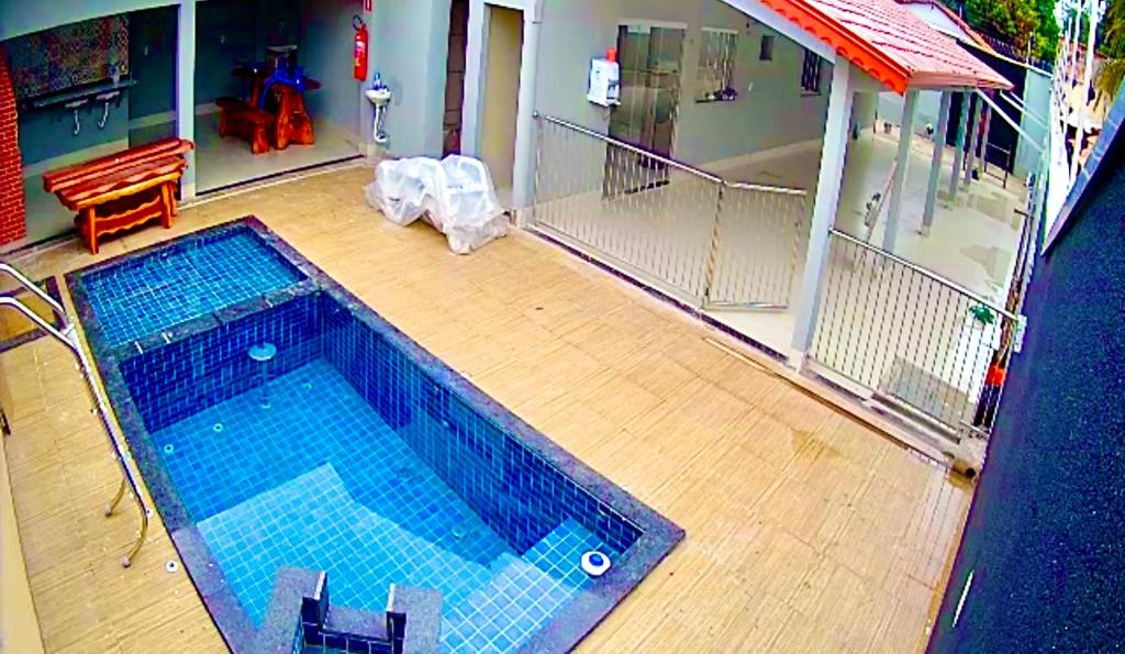 a swimming pool in the middle of a house at Céu azul in Araguaína