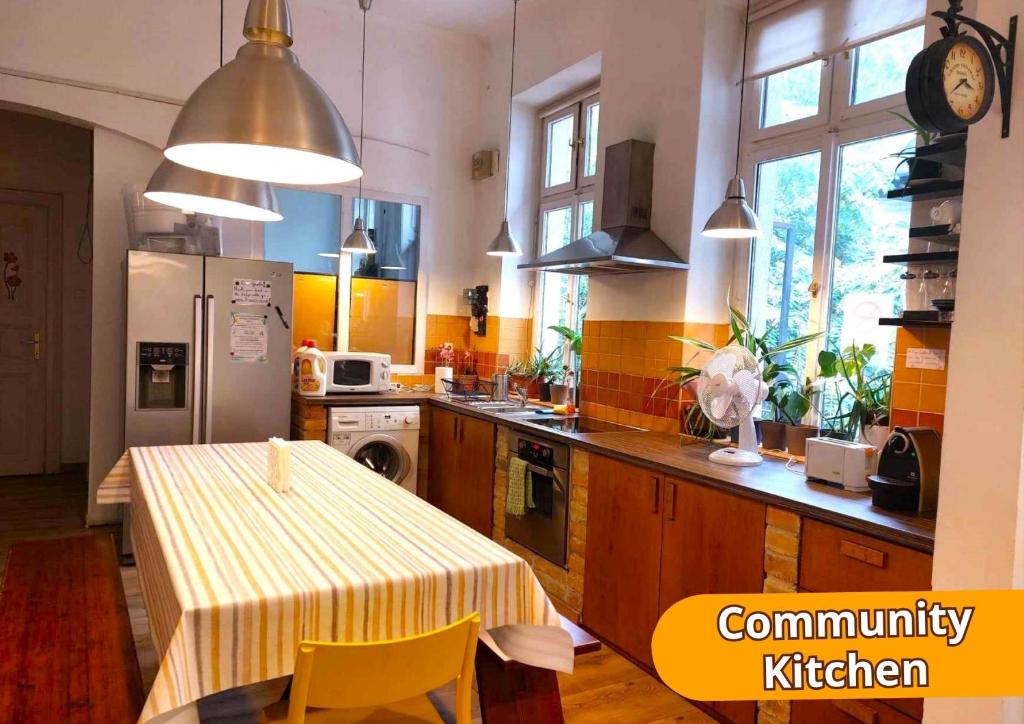Kuchyň nebo kuchyňský kout v ubytování GoodMo Budapest Smart Rooms