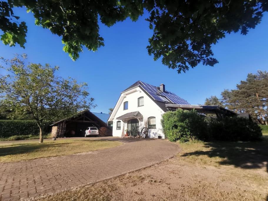 ein weißes Haus mit einer Auffahrt davor in der Unterkunft Rück'Heim in Mixdorf