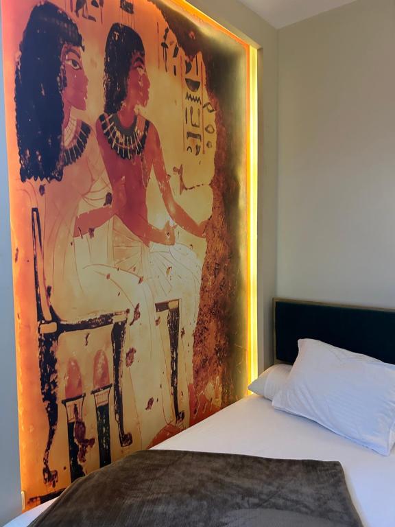 Un pat sau paturi într-o cameră la Matto Pyramids Inn