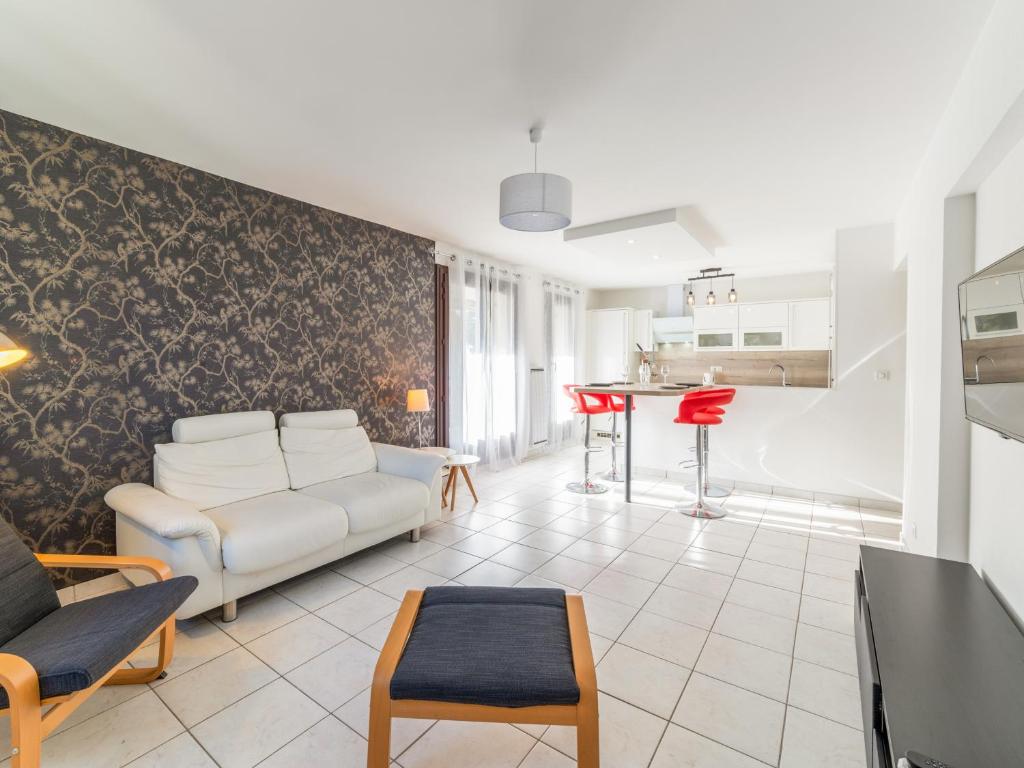 un salon avec un canapé et une table dans l'établissement Appartement 3 Pièces PROCHE DU LAC avec TERRASSE, à Annecy