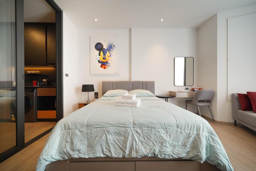 Postel nebo postele na pokoji v ubytování EDGE Central Pattaya City Ocean View 16 floor