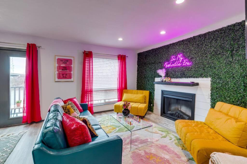 纳什维尔Vibrant Riverfront 2BD with a Pool的带沙发和壁炉的客厅
