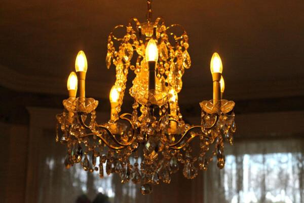 a chandelier with many candles on a ceiling at Twin Peaks B&B in Mindemoya