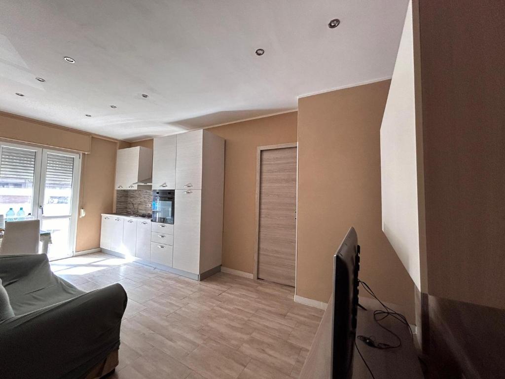 een woonkamer met een bank en een keuken bij Appartamento Centro Cagliari con ampio Terrazzo in Cagliari