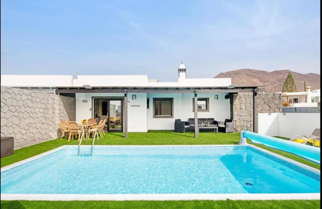 VILLA CASA ATILANA LUXE con piscina climatizada privada,aire acondicionado,terraza privada e independiente,wi-fi