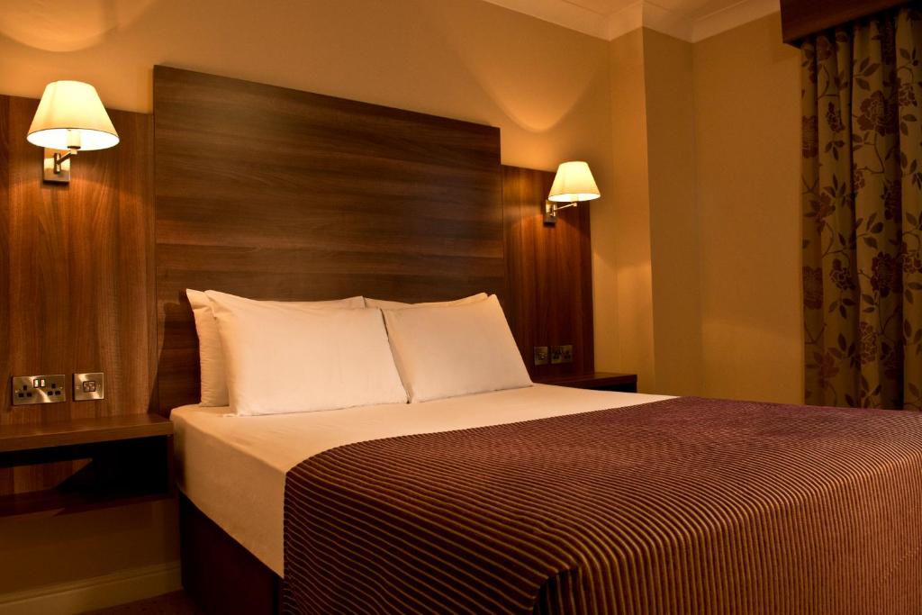 Postel nebo postele na pokoji v ubytování Dillon’s Hotel