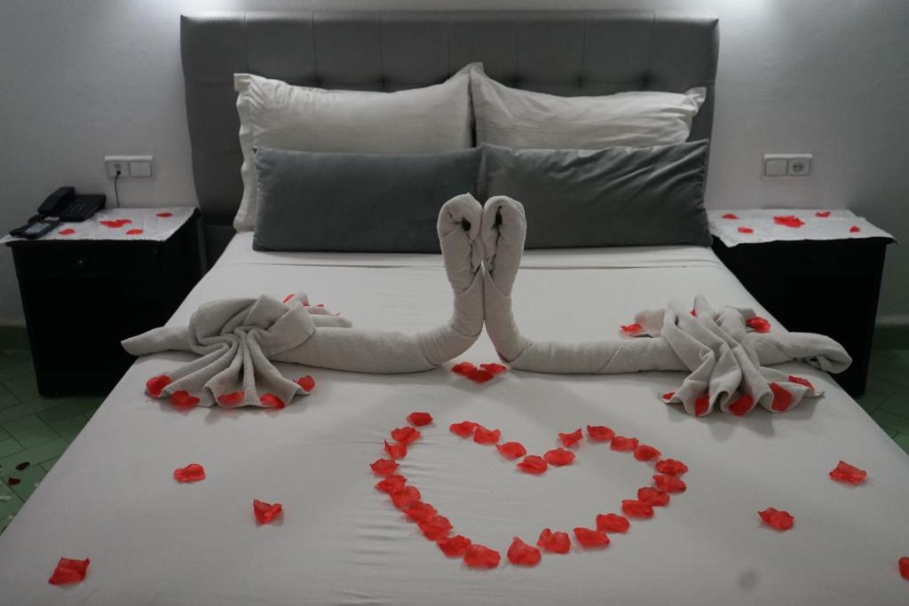 Postel nebo postele na pokoji v ubytování Hotel Nouzha