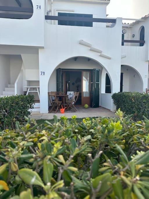 a building with a table and chairs in a yard at Casita Estrella in Arenal d'en Castell