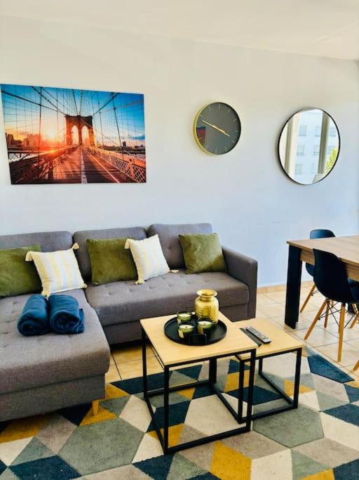 un salon avec un canapé et une table dans l'établissement Appartement Cosy Mérignac centre proche Tram, Parking, à Mérignac