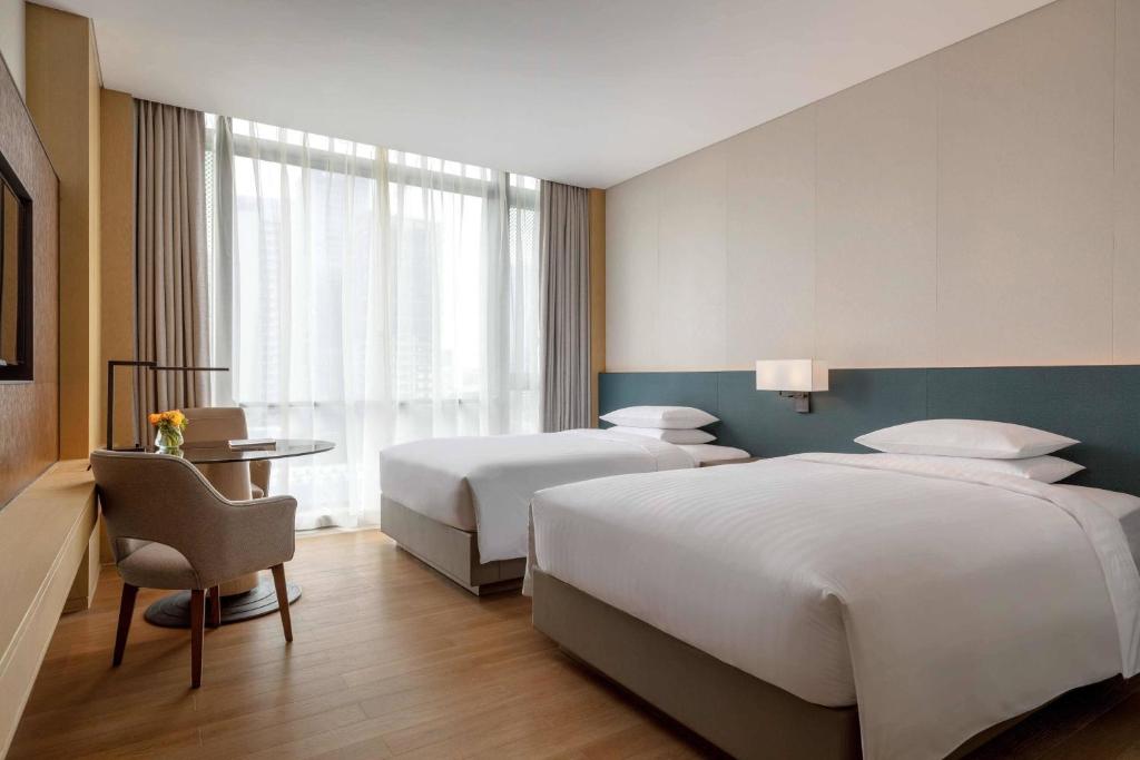 Postel nebo postele na pokoji v ubytování Courtyard by Marriott Shenzhen Bay