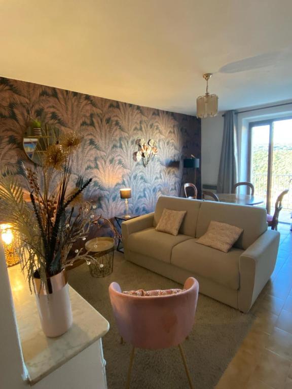 un salon avec un canapé et une table dans l'établissement Appartement 1 chambre avec vue sur le port, à Bonifacio