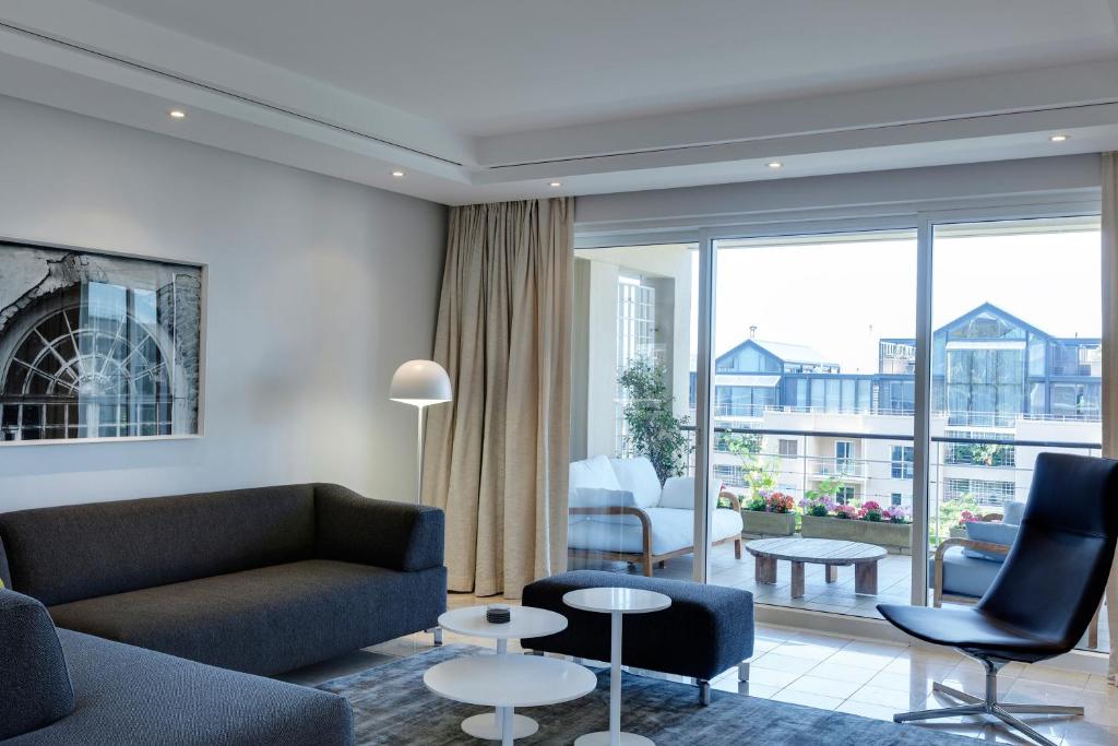 sala de estar con sofá y mesa en 401 Apartment, en Ciudad del Cabo