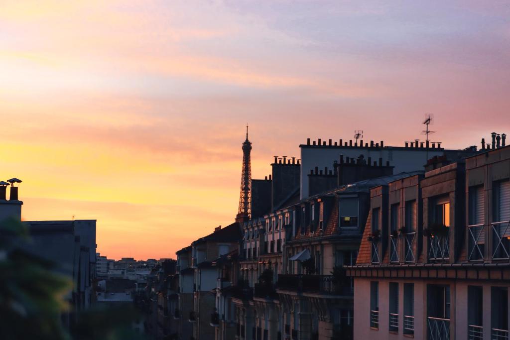 une ligne d'horizon avec la tour eiffel au coucher du soleil dans l'établissement Bargue, à Paris