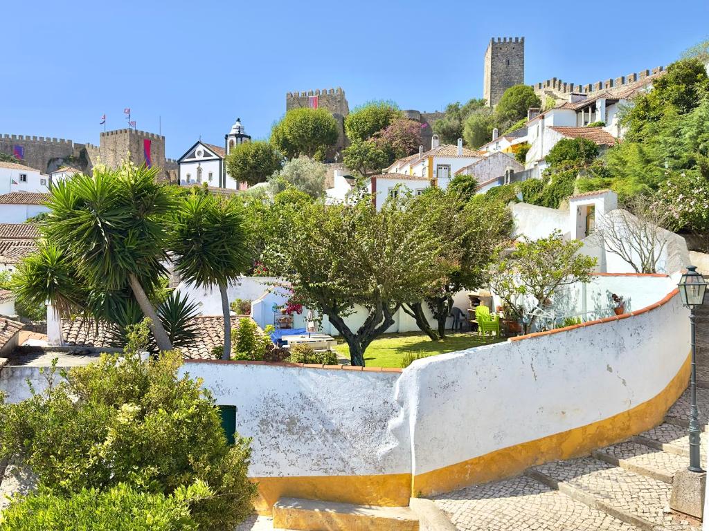 vistas a una ciudad con árboles y edificios en Casa do Candeeiro, en Óbidos