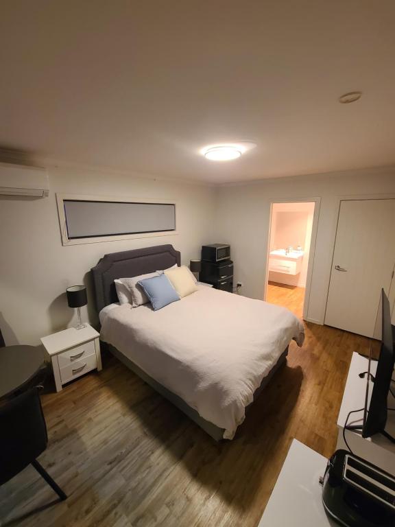 Gallery image of Queen Bedroom in Ruawaro