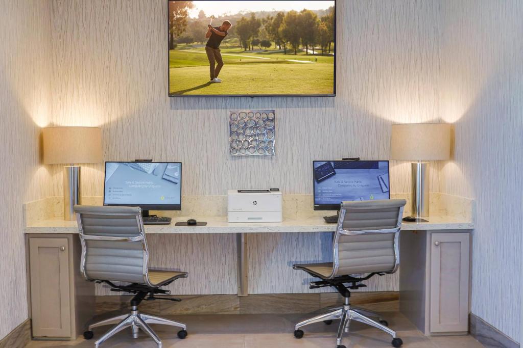 TV a/nebo společenská místnost v ubytování SpringHill Suites Prescott