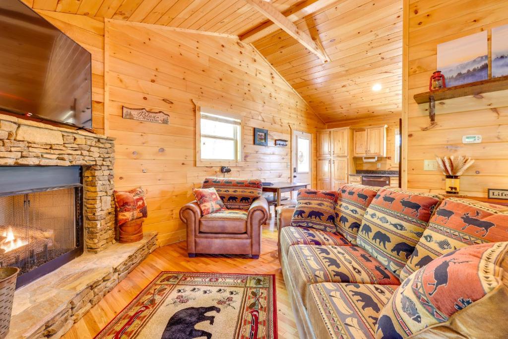 Una sala de estar con un sofá y una chimenea. en Blue Ridge Mountain Cabin Rental with Fire Pit!, en Murphy