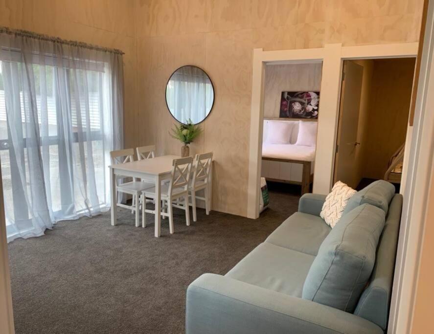 Napier Road Apartment - Own Access Driveway! - Resim 1