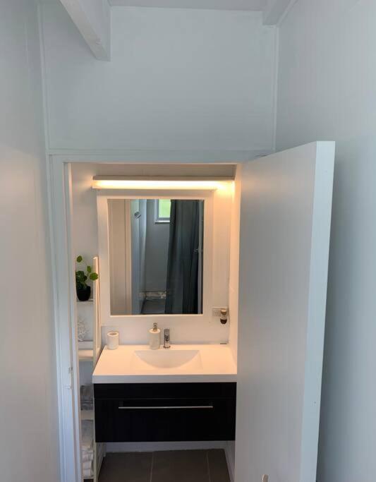 Napier Road Apartment - Own Access Driveway! - Resim 9