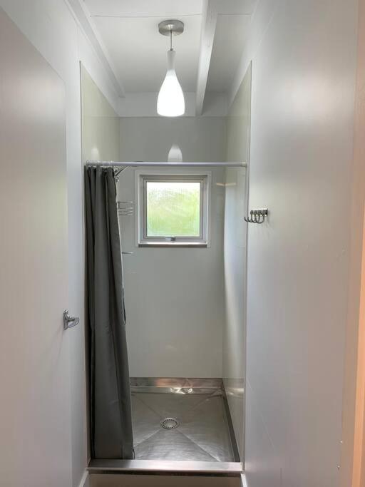 Napier Road Apartment - Own Access Driveway! - Resim 3