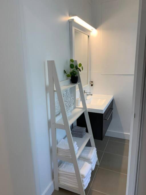 Napier Road Apartment - Own Access Driveway! - Resim 7