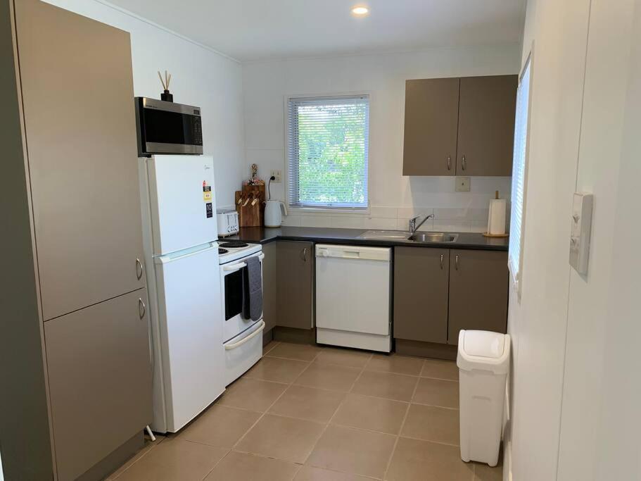 Napier Road Apartment - Own Access Driveway! - Resim 4