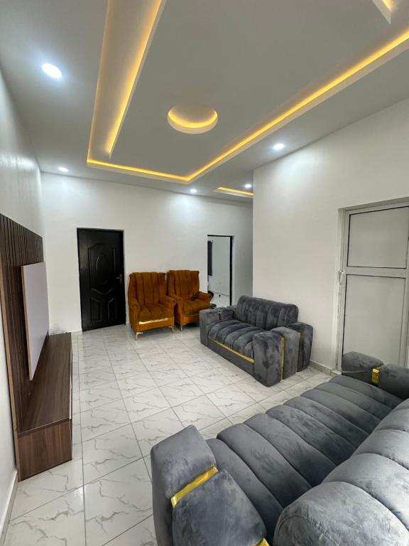 Posezení v ubytování Lavish 2Bedroom flat in ogudu by Magnanimous apt