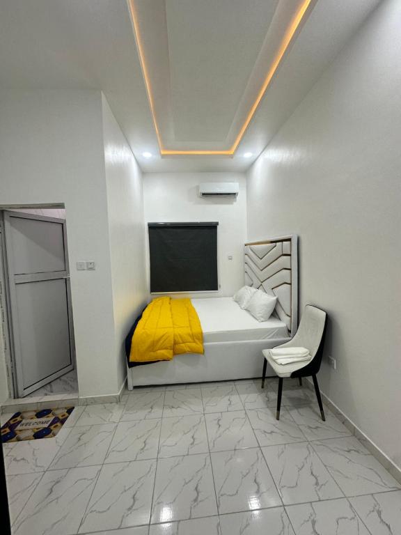 Postel nebo postele na pokoji v ubytování Lavish 2Bedroom flat in ogudu by Magnanimous apt
