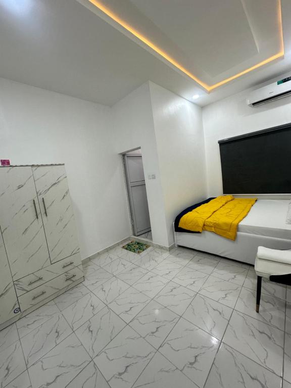 Postel nebo postele na pokoji v ubytování Lavish 2Bedroom flat in ogudu by Magnanimous apt