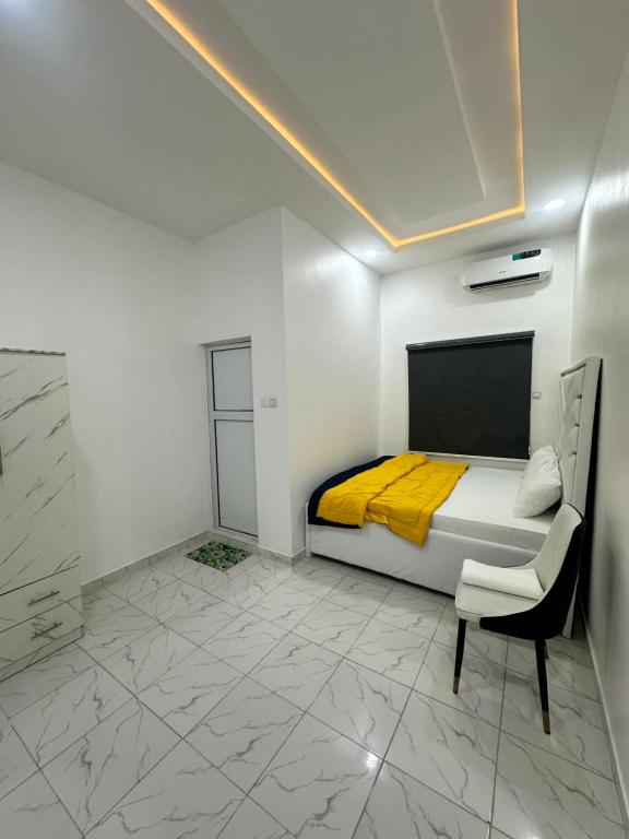 Postel nebo postele na pokoji v ubytování Lavish 2Bedroom flat in ogudu by Magnanimous apt